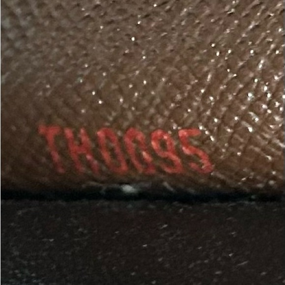 Louis Vuitton Damier Ebene Multicles 4 Key Holder - Picture 13 of 15